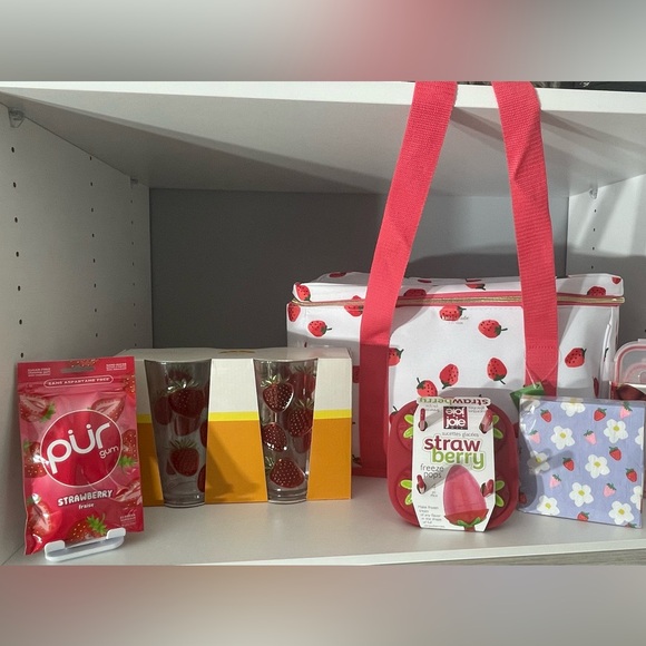 NWT ♠️ 🍓 Kate Spade Strawberry cooler bundle - Picture 2 of 16